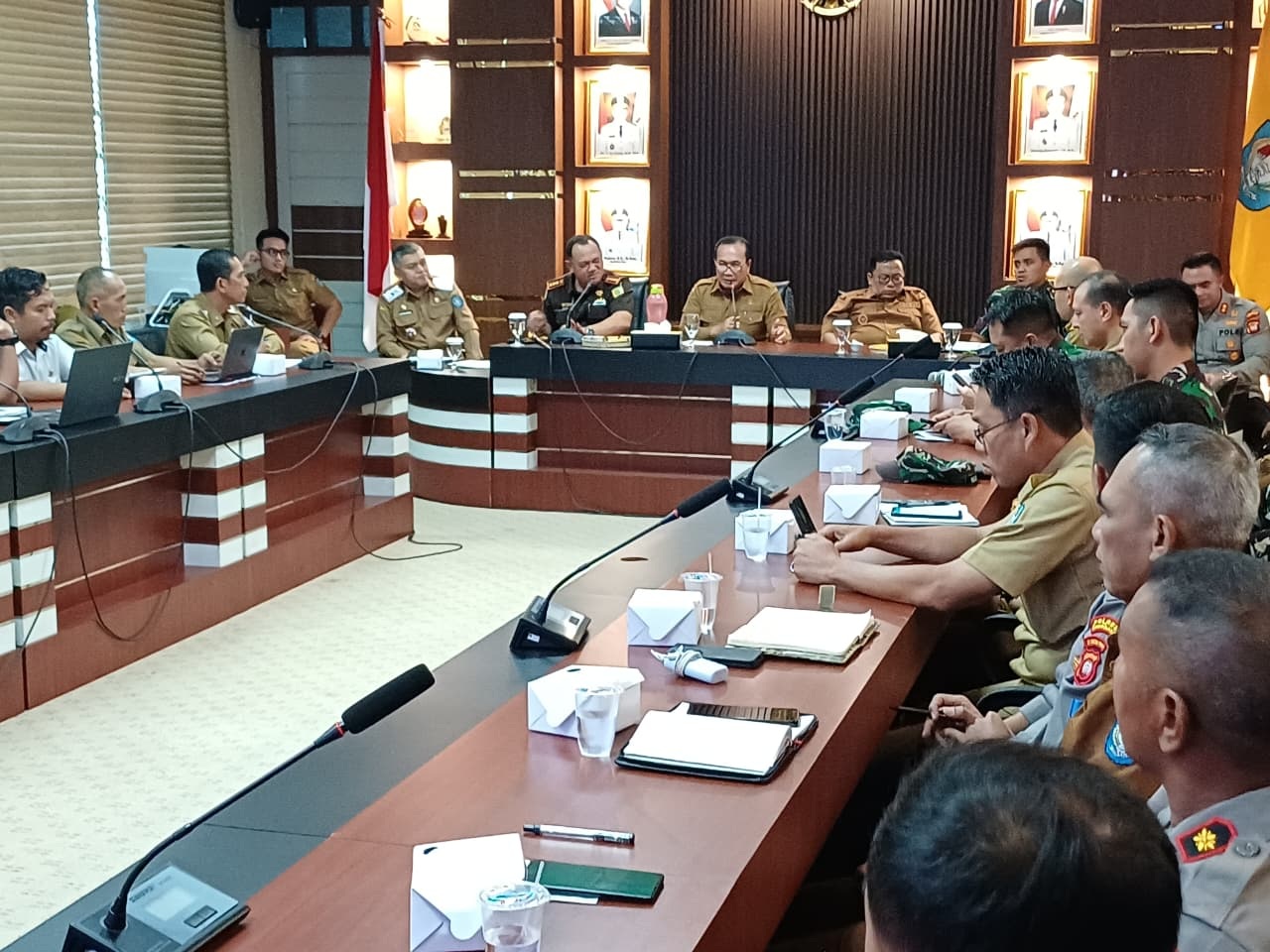 RAKOR KARHUTLA: Bupati Kubu Raya, Sujiwo, memimpin rapat koordinasi lintas sektor di ruang rapat bupati, Senin (30/3). Rakor melibatkan Forkopimda, TNI-Polri, dan instansi terkait guna memperkuat pena