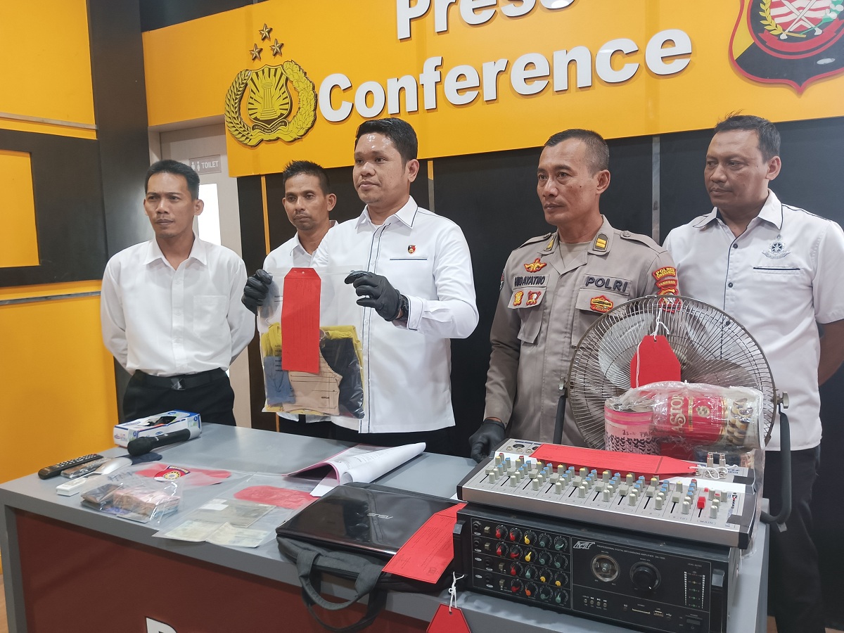  BARANG BUKTI: Satreskrim Polres Singkawang memperlihatkan barang bukti tindak pidana pemerkosaan berupa pakaian korban saat konferensi pers di Satreskrim Polres Singkawang, Senin (30/3).  