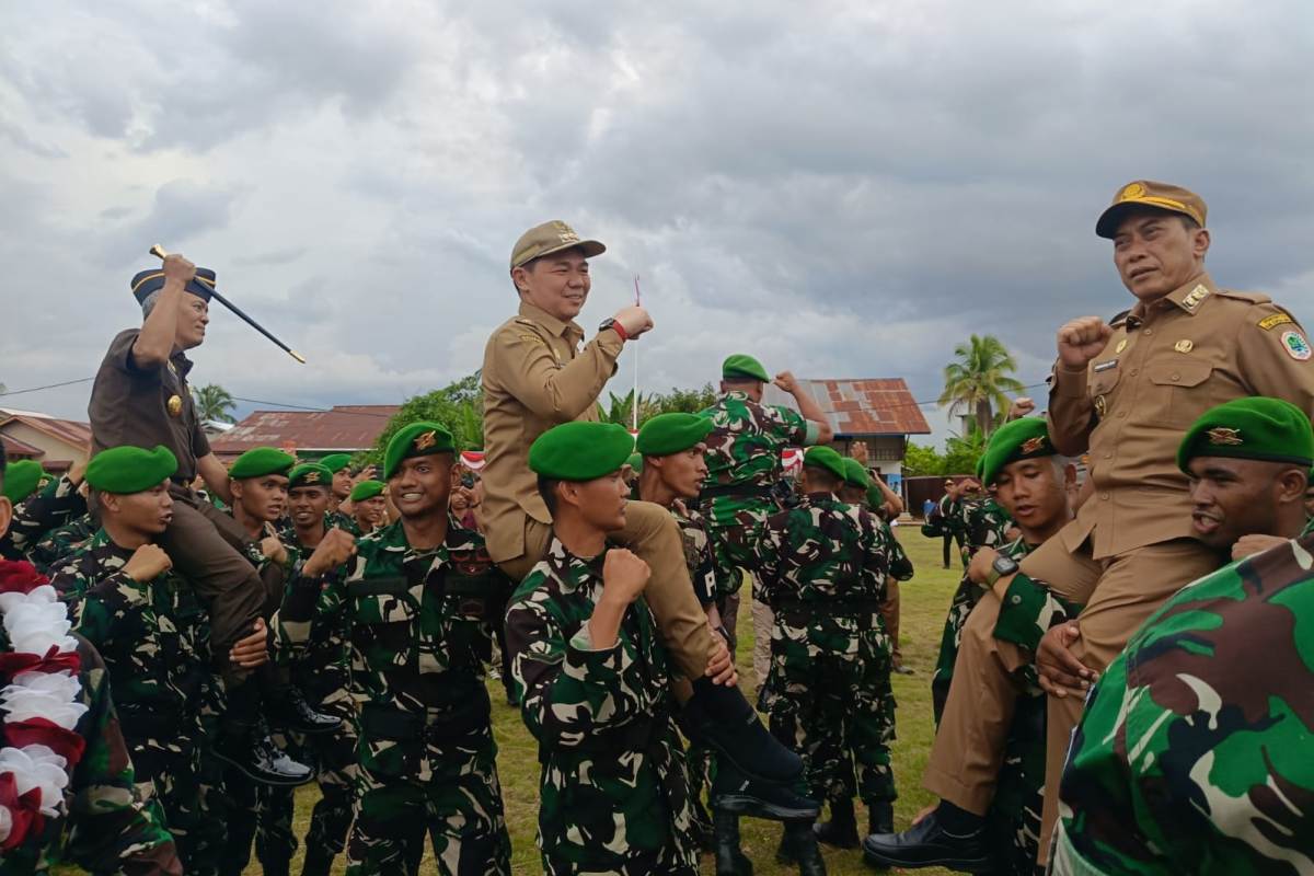 Bupati dan Wakil Bupati Kapuas Hulu saat dibopong personel Yonif TP 927/UK di Kapuas Hulu dalam acara penyambutan anggota. 