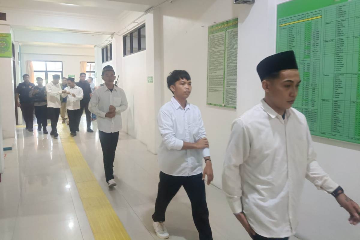 Lima terdakwa kasus narkoba 77 kilogram sabu di Kapuas Hulu saat bersiap menjalani persidangan. 