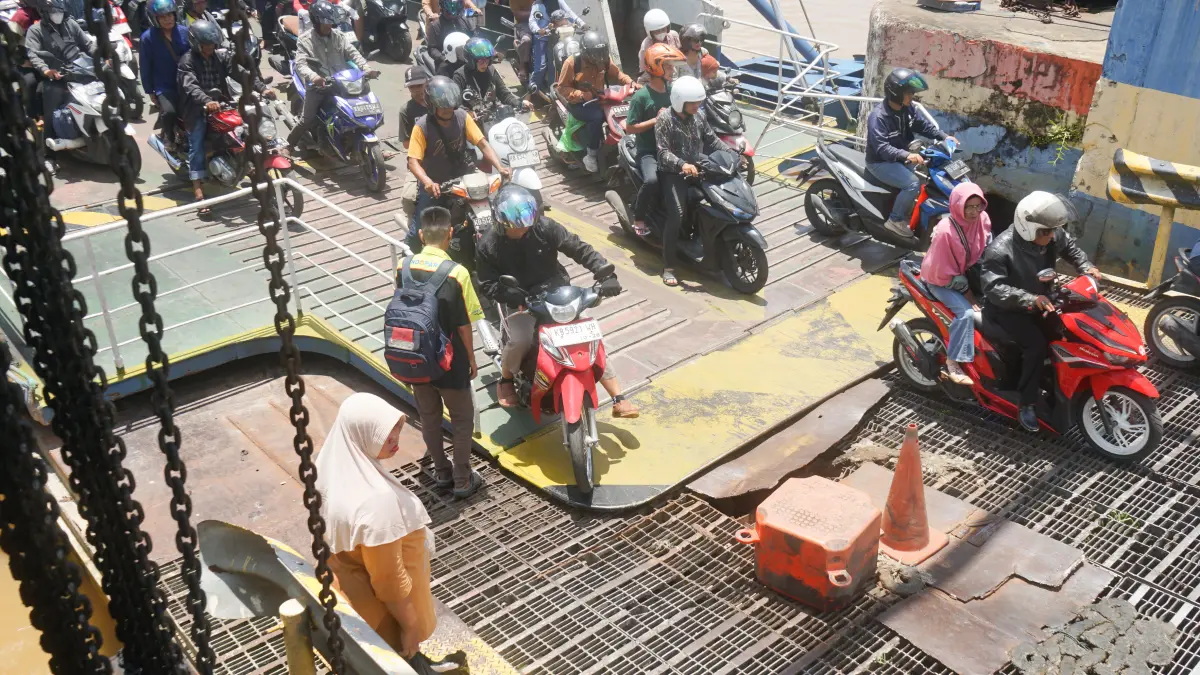 RUSAK: Pengendara melintasi dermaga Bardan-Siantan dengan hati-hati akibat adanya kerusakan di ujung Dermaga yang ditutupi dengan traffic cone, Selasa (31/3). Dermaga penyeberangan feri Bardan–Siantan Pontianak akan kembali menghentikan operasional sementara mulai 1 April menyusul kondisi dermaga yang mengalami kerusakan cukup parah dan dinilai tidak lagi memenuhi standar keselamatan. (HARYADI/PONTIANAKPOST)