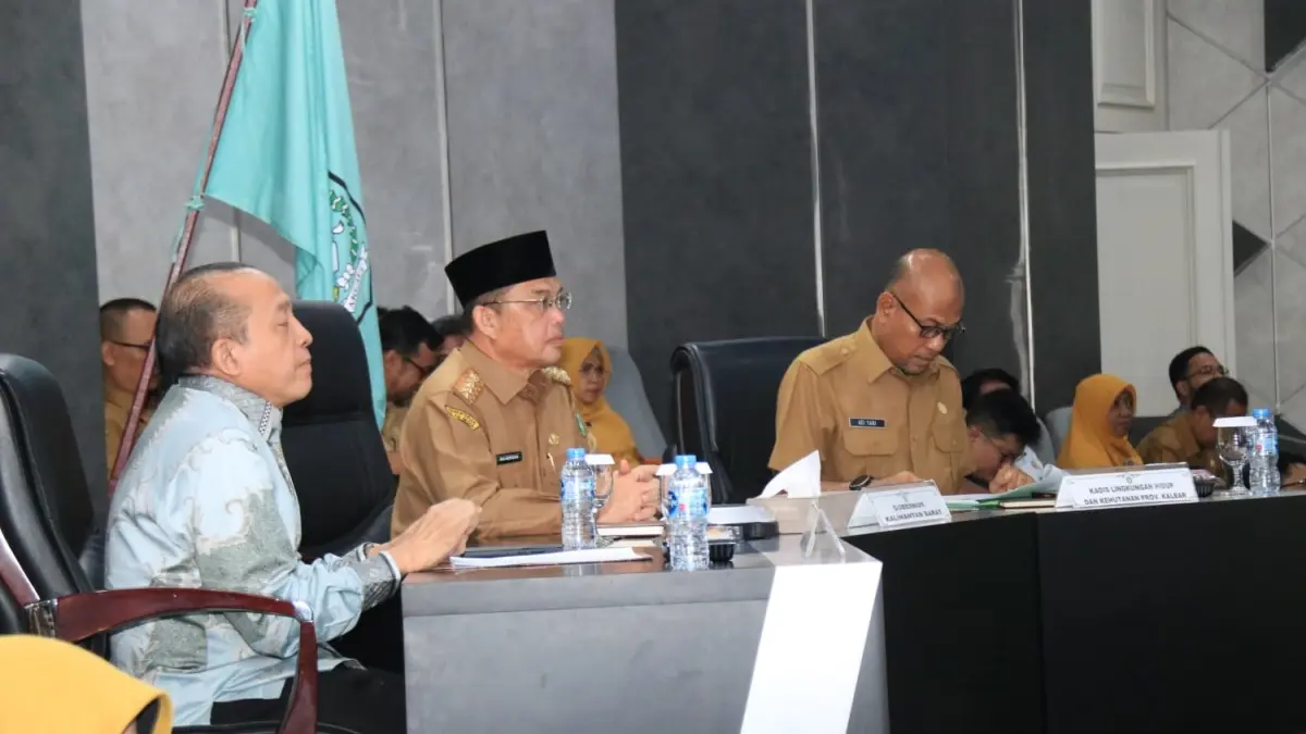 HADIR: Gubernur Kalimantan Barat Ria Norsan bersama Kepala DLHK Adiyani saat hadir dalam webinar nasional yang akan membahas ekonomi hijau dan target Indonesia FOLU Net Sink 2030 dengan mengangkat studi kasus Kalimantan Barat. (Adpim Pemprov Kalbar)