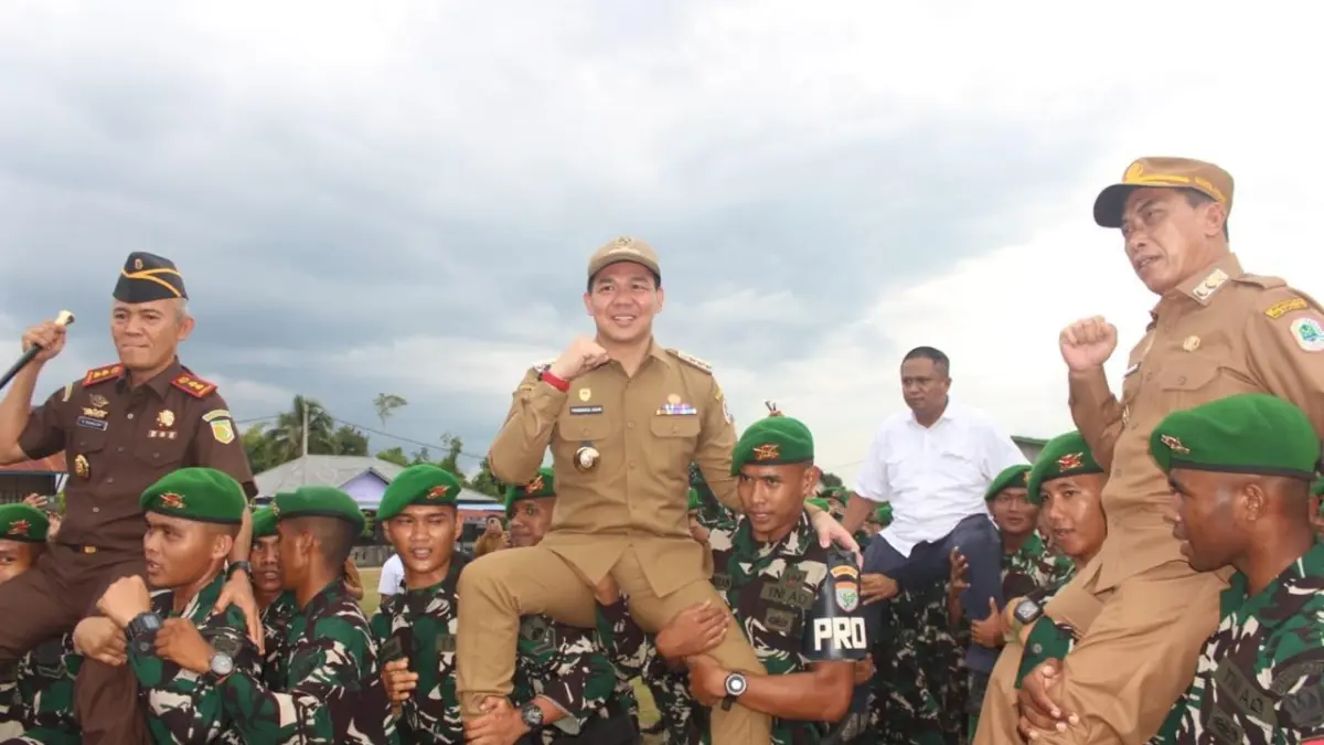BOPONG : Bupati dan Wakil Bupati Kapuas Hulu saat dibopong personel Yonif TP 927/UK di Kapuas Hulu dalam acara penyambutan anggota.  (TAUFIK / PONTIANAK POST)