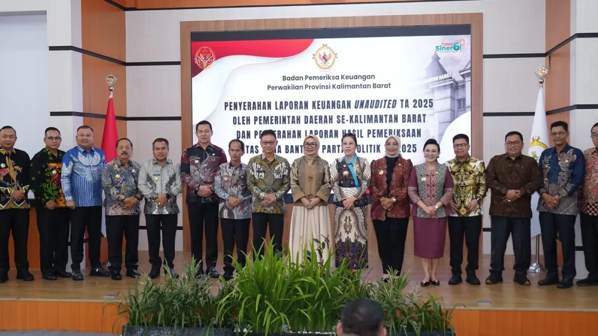 DIABADIKAN: Seluruh kepala daerah se-Provinsi Kalbar berfoto bersama usai menyerahkan Laporan Keuangan Unaudited Pemerintah Daerah dan Laporan Hasil Pemeriksaan atas Dana Bantuan Partai Politik Tahun Anggaran 2025.  
(ISTIMEWA)