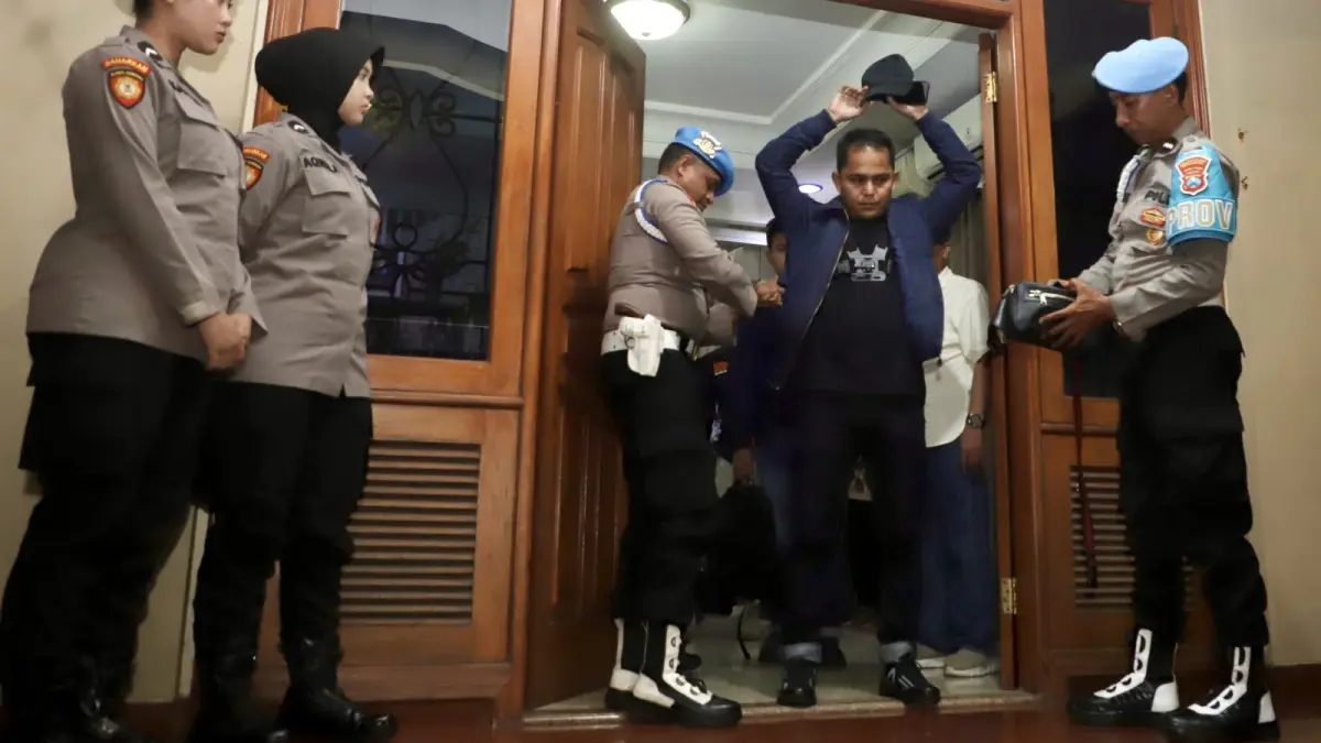 GELEDAH EMAS KALBAR: Anggota Bareskrim Polti keluar usai menggeledah penampung emas ilegal dari Kalimantan Barat di Surabaya, Kamis (19/02/2026). Terbaru, atas kasus yang sama, tiga perusahaan digeledah di Sidoarjo dan Surabaya. (JAWA POS)