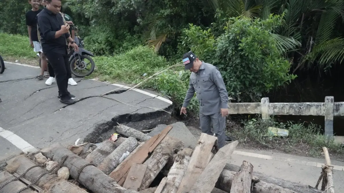 Gubernur Kalimantan Barat, Ria Norsan bersama stakeholder terkait meninjau ruas jalan yang mendapat dukungan anggaran perbaikan. (ADPIM PEMPROV KALBAR)