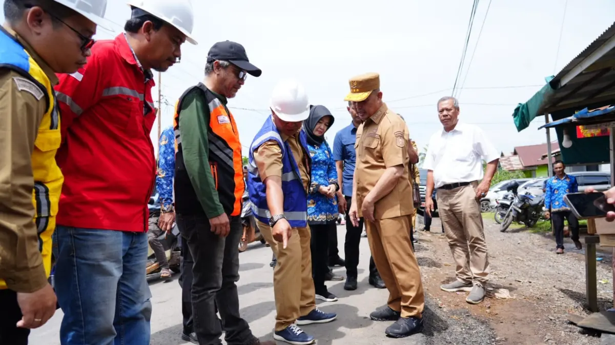 Gubernur Kalimantan Barat, Ria Norsan bersama stakeholder terkait meninjau ruas jalan yang mendapat dukungan anggaran perbaikan. (ADPIM PEMPROV KALBAR)