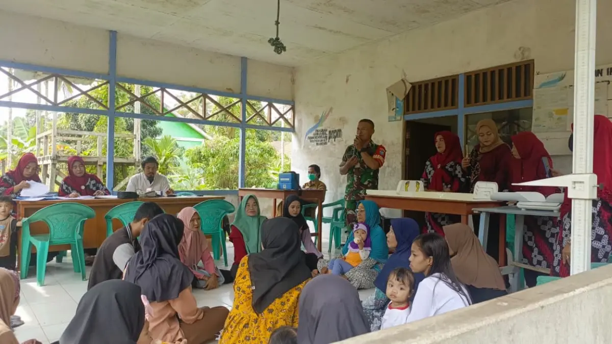 IKUT SERTA: Babinsa Jongkat berpartisipasi dalam kegiatan Pos Pelayanan Terpadu (posyandu) yang digelar di Desa Peniti Luar.