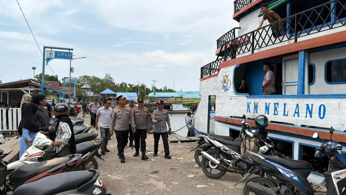 Kapolres Kayong Utara saat cek Keamanan Kapal Arif Azam Jaya di Pelabuhan Teluk Batang. (POLRI)
