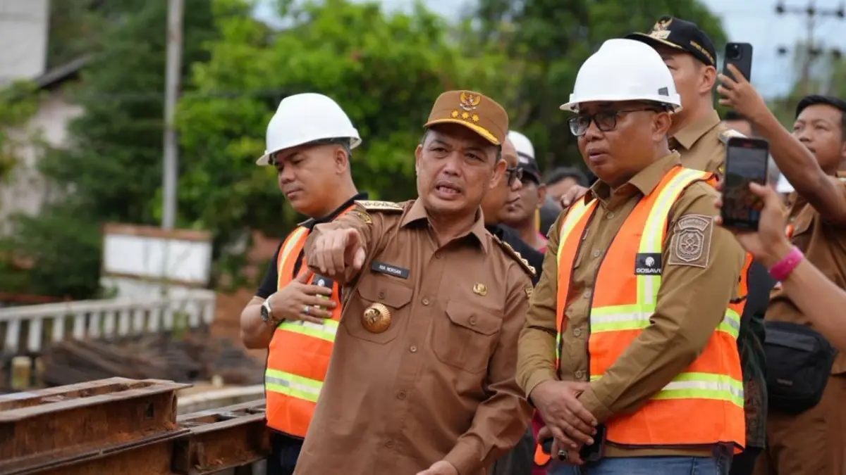 Kepala Dinas Pekerjaan Umum dan Penataan Ruang (PUPR) Kalimantan Barat, Iskandar Zulkarnaen (kanan) bersama Gubernur Kalbar, Ria Norsan saat meninjau jalan beberapa waktu lalu. (ISTIMEWA)