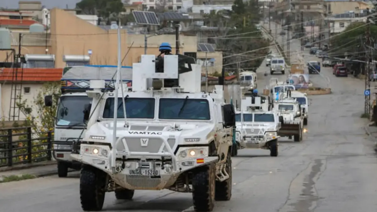 KONVOI: Kendaraan UNIFIL melintas di jalan utama di Qlayaa, Lebanon selatan, 27 Maret 2026, di tengah meningkatnya eskalasi konflik antara Israel dan Hizbullah. (Jawa Pos/HO Arab News)