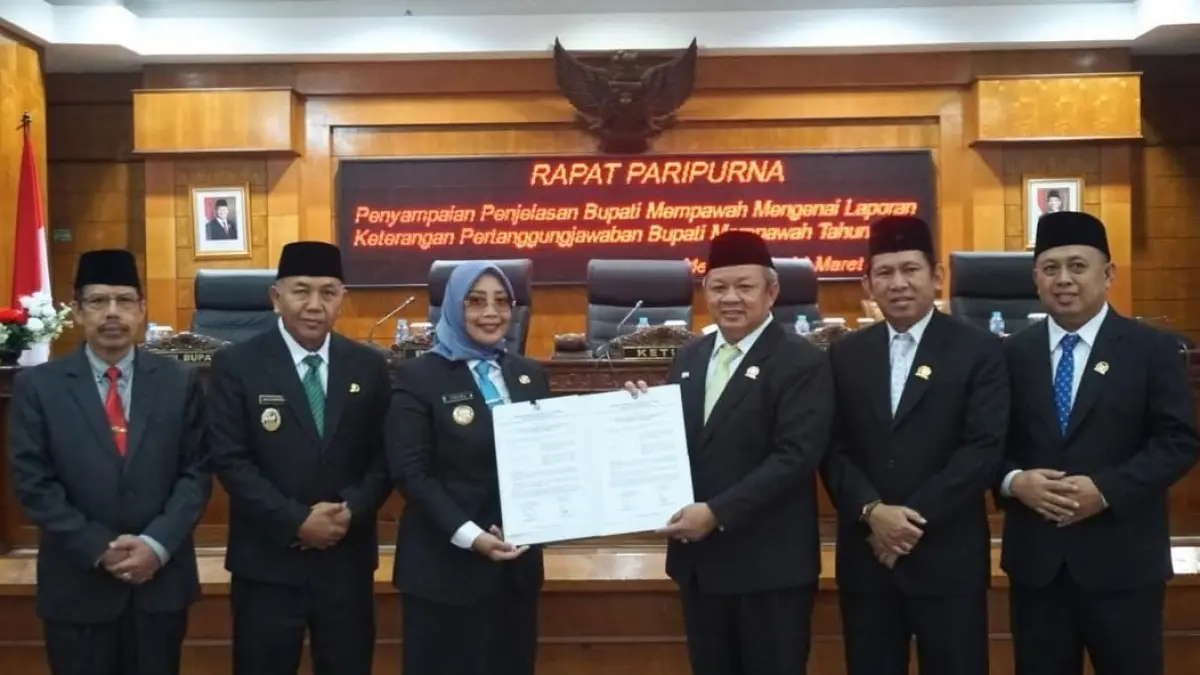 LAPORAN: Bupati Erlina menyerahkan dokumen LKPJ kepada Ketua DPRD Safruddin Asra.