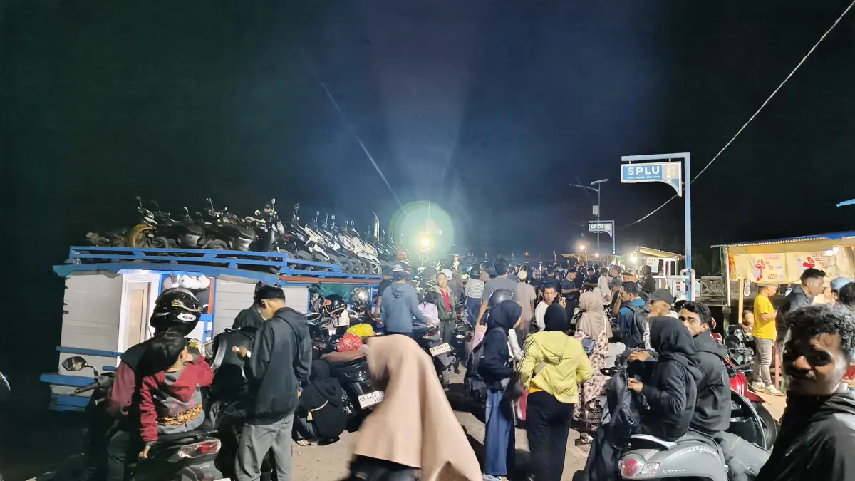 PADAT : Kondisi arus lebaran di pelabuhan Teluk Batang , Kabupaten Kayong Utara terlihat padat dan lancar.  (ISTIMEWA)