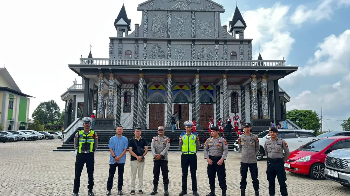 Pengamanan Ketat Polisi, Ibadah Minggu Palma di Sanggau Berlangsung Aman dan Tertib. (POLRI)