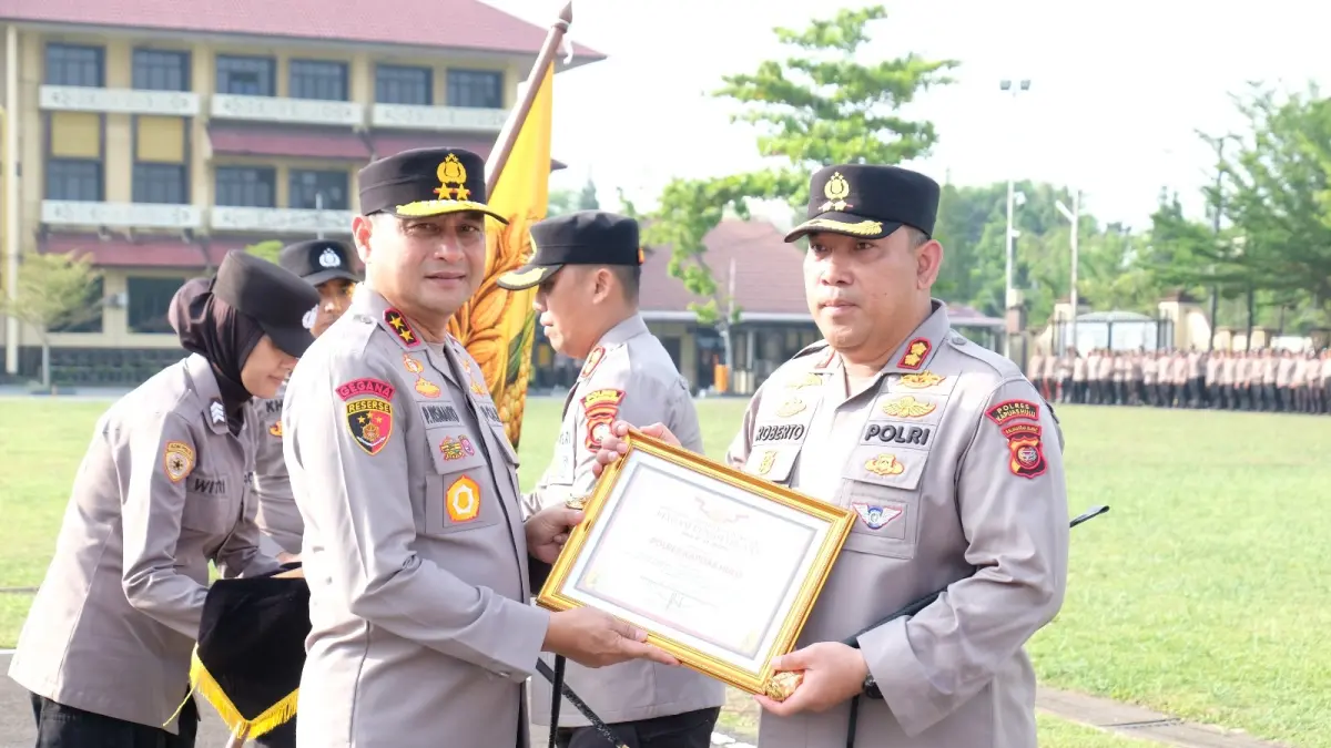 PENGHARGAAN : Kapolda Kalbar Irjen. Pol. Pipit Rismanto saat menyerahkan penghargaan kepada Kapolres Kapuas Hulu AKBP Roberto.   (ISTIMEWA)