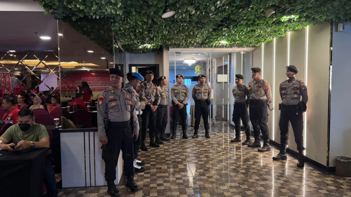 Personel Polresta Pontianak siaga mengamankan kegiatan Musdat I PBB Kalbar di Hotel Maestro. (POLRI)