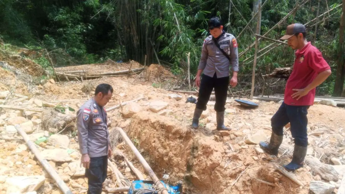 Petugas meninjau lokasi tambang emas ilegal (PETI) di Entikong, sejumlah peralatan diamankan dan dimusnahkan. (POLRI)