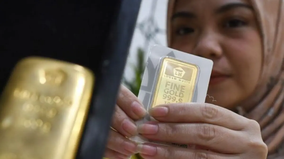 Petugas menunjukkan emas batangan di Butik Emas Logam Mulia (BELM) Antam Setiabudi, Jakarta, Jumat (12/7/2024). DOK JAWA POS
