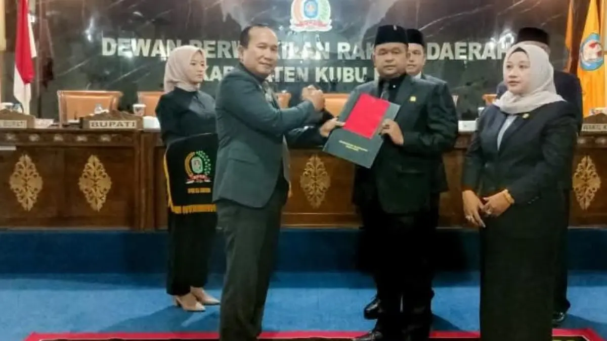 SERAHKAN LKPJ: Bupati Kubu Raya, Sujiwo menyerahkan LKPJ Kepala Daerah Tahun 2025 kepada Wakil Ketua DPRD Kubu Raya, Zulkarnain dalam Rapat Paripurna di Ruang Rapat Paripurna DPRD Kubu Raya, Selasa (31/3). (Prokopim Kubu Raya)