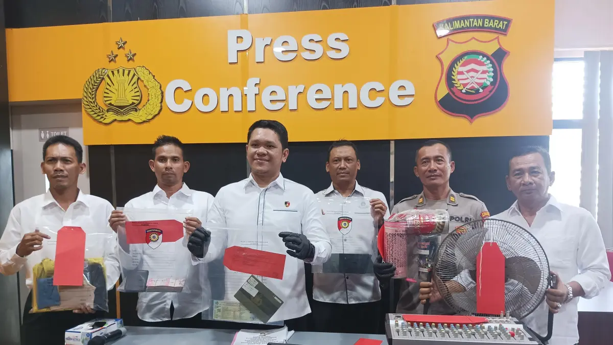 TEMU MEDIA: Jajaran Polres Singkawang menyampaikan keterangan kepada awak media tentang pengungkapan sejumlah kasus, Senin (30/3).