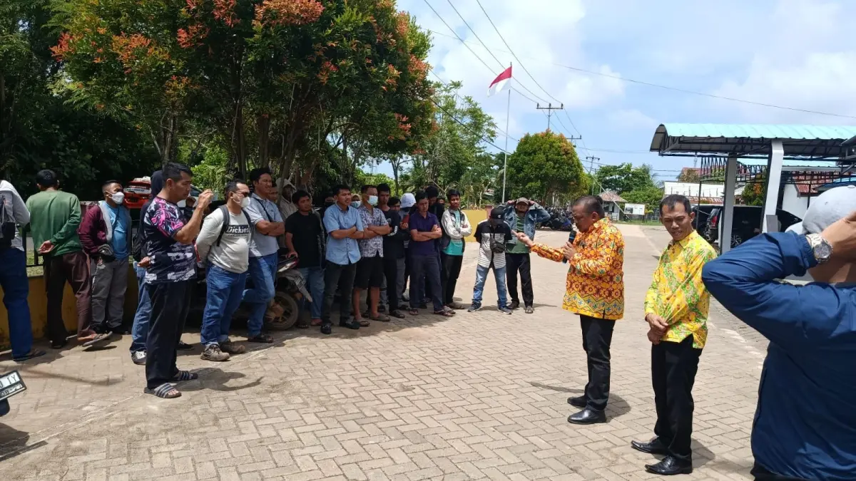 TEMUI PENDEMO : Kadisnakertrans Ketapang, Devy Harinda, menemui pendemo pada Jumat (27/3) lalu, terkait dinamika mediasi antara PT. KAL dan LBH Kapuas Raya Indonesia. (ISTIMEWA)