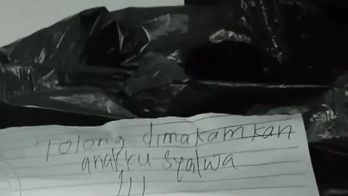 HEBOH: Jasad bayi perempuan dibungkus dengan plastik hitam ditemukan warga di teras Masjid Haqqul Yaqin, Dusun Sekuyang, Desa Kartiasa, Rabu (1/4) sekitar pukul 04.00 WIB. Ada secarik kertas bertuliskan “Tolong dimakamkan anakku Syalwa!!!” yang ditempel di bungkusan tersebut. (ISTIMEWA)