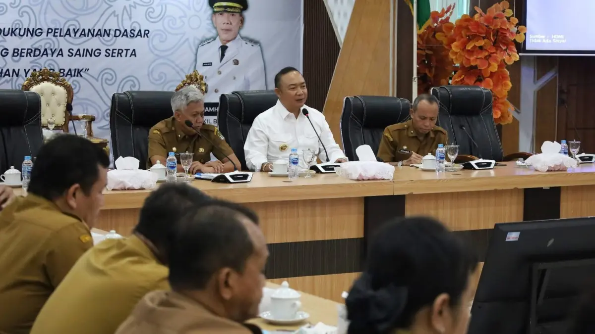 ARAHAN : Bupati Ketapang, Alexander Wilyo, memberikan arahan kepada kepala OPD, Senin (30/3) kemarin. (ISTIMEWA)
