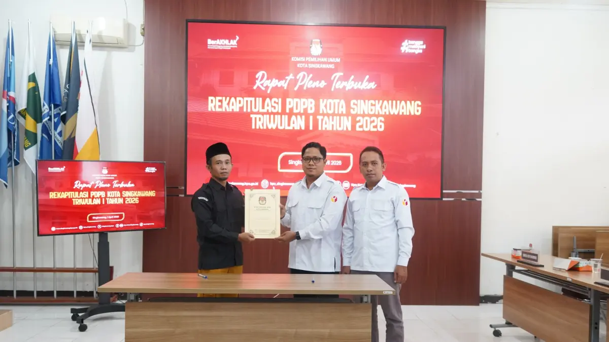 BERITA ACARA: Penyampaian salinan berita acara rekapitulasi pemutakhiran data pemilih berkelanjutan triwulan I tahun 2026 kepada Bawaslu Kota Singkawang. (ISTIMEWA)