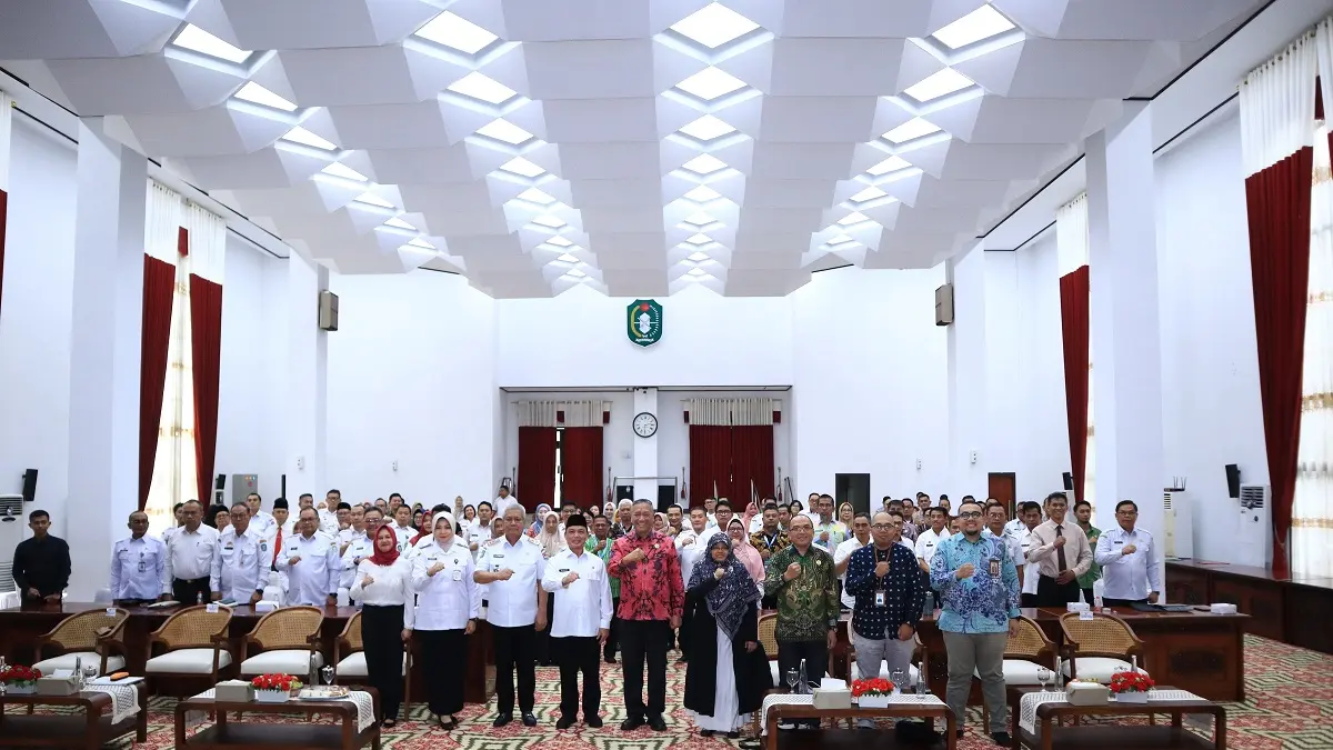 BERSAMA: Gubernur Ria Norsan bersama Deputi LAN RI Tri Widodo, Sekda Kalbar, dan Kepala BPSDM Kalbar berfoto bersama usai kegiatan Workshop Penyusunan Policy Brief di Balai Petitih, Kantor Gubernur Kalbar, Rabu (1/4). (BPSDM KALBAR FOR PONTIANAK POST)