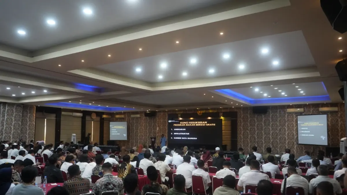 EVALUASI : Bupati Sintang Gregorius Herkulanus Bala menghadiri Pengarahan dan Evaluasi Program Makan Bergizi Gratis kepada Koordinator Wilayah, Yayasan dan Mitra di Hotel My Home pada Rabu, (1/4). (RISKA / PONTIANAK POST )