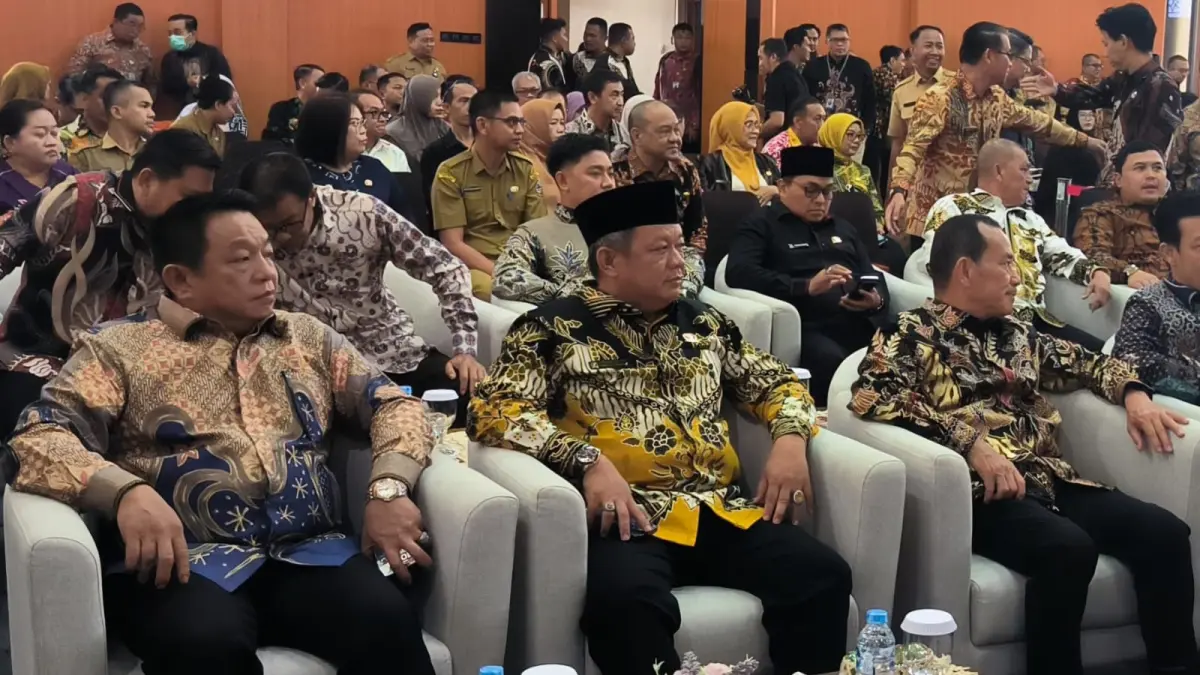 HADIR: Ketua DPRD Mempawah (tengah) saat menghadiri penyerahan Laporan Hasil Pemeriksaan (LHP) oleh Badan Pemeriksa Keuangan (BPK) Perwakilan Provinsi Kalimantan Barat.