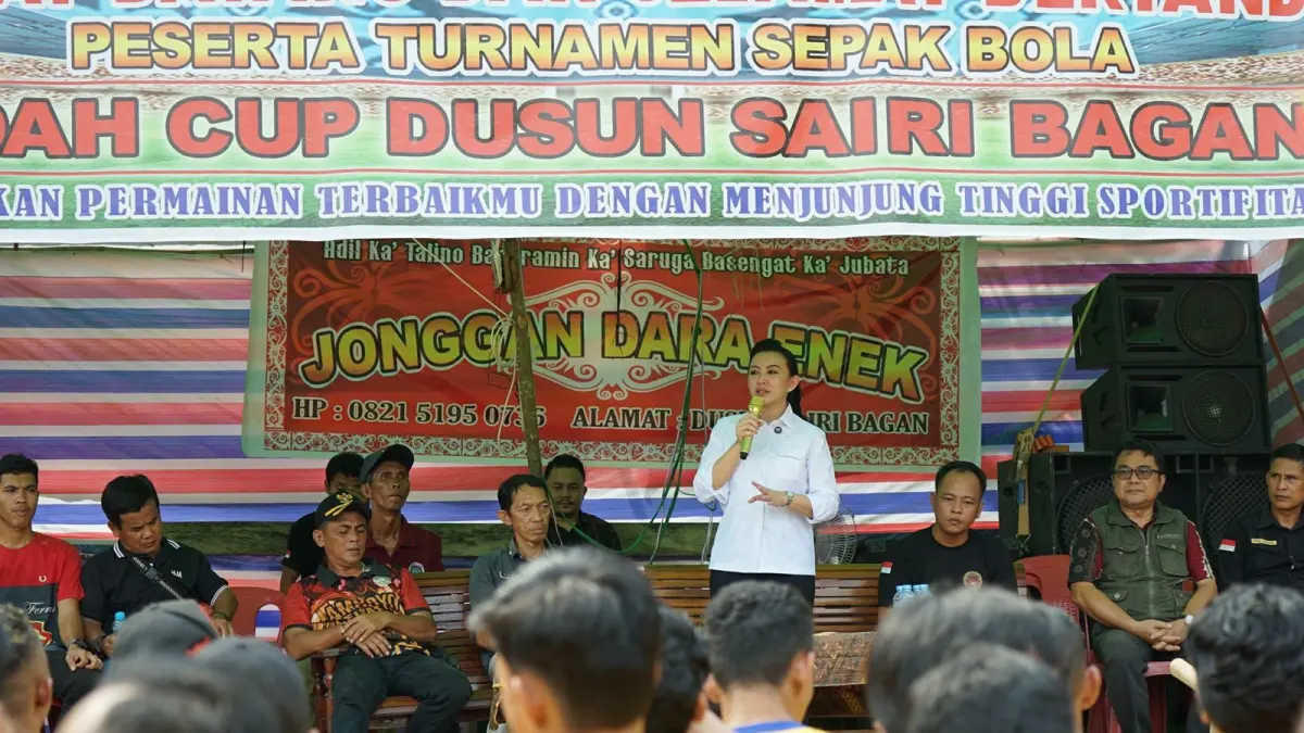 IMBAU: Bupati Landak Karolin Margret Natasa saat menghadiri acara syukuran panen raya (roah) pada Jumat (27/3). (ISTIMEWA)