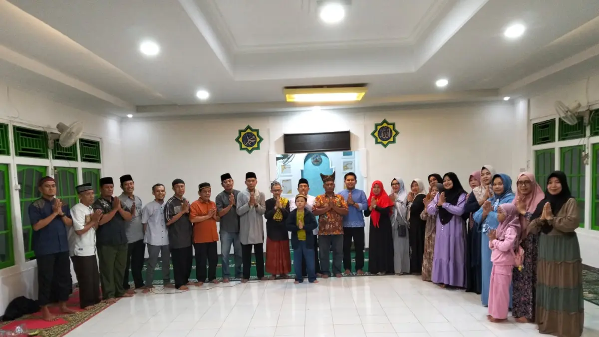 Ketua DPD IKM Melawi, Sopian Koto bersama anggota IKM menggelar kegiatan halal bihalal dalam rangka memperingati Hari Raya Idulfitri 1447 H, di Surau At-Taqwa pada Rabu (1/4/) (ISTIMEWA)