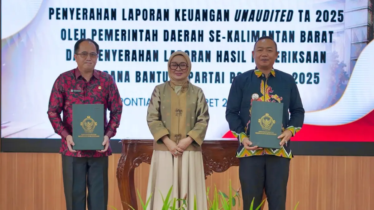 LHP : Bupati dan Wakil Ketua DPRD Ketapang menerima LHP dari BPK Kalbar di Aula BPK Kalbar, Pontianak, Selasa (31/3). (ISTIMEWA)