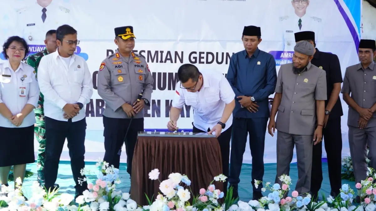PERESMIAN : Panandatangan prasasti dan pengguntinggan pita oleh Bupati Kayong Utara Romi Wijaya,
pada pada peresmian gedung baru Unit Pelaksana Teknis Daerah (UPTD) Laboratorium Kesehatan Daerah (Labkesda), Rabu (1/4).  (PROKOPIM KKU)
