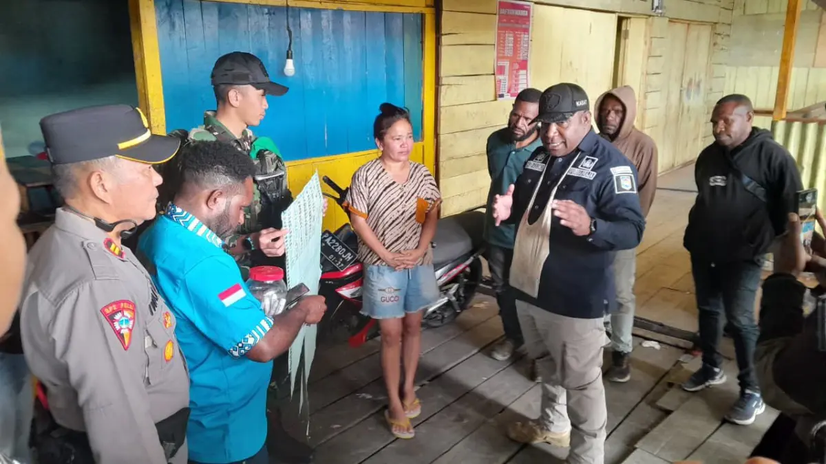 Petugas gabungan memberikan pembinaan dan peringatan kepada pemilik kios saat razia penyakit masyarakat di Oksibil.