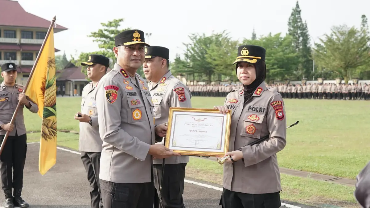 PRESTASI: Kapolres Landak AKBP Devi Ariantari menerima penghargaan dari Kapolda Kalbar pada Selasa (31/3). (ISTIMEWA)