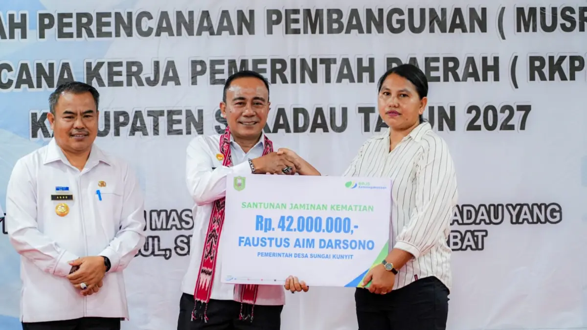SANTUNAN: Wakil Gubernur Kalimantan Barat Krisantus Kurniawan menyerahkan santunan jaminan kematian kepada ahli waris, saat berkunjung ke Kabupaten Sekadau. (ADPIM PEMPROV KALBAR)