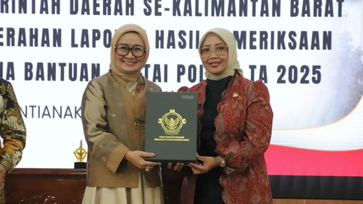SERAHKAN: Bupati Erlina saat menyerahkan LKPD TA 2025.