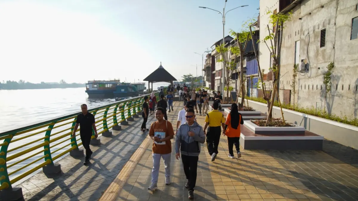 WAJAH KOTA: Wali Kota Pontianak Edi Rusdi Kamtono meninjau kawasan tepian Sungai Kapuas saat blusukan di lokasi rencana lanjutan pembangunan waterfront segmen Gang Kamboja–Gang H. Mursyid di Pontianak.