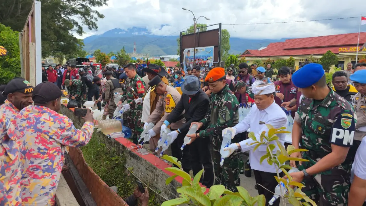 Aparat gabungan dan Satgas Yon Parako 466 saat musnahkan ratusan barang bukti temuan sajam, miras dan narkoba.
