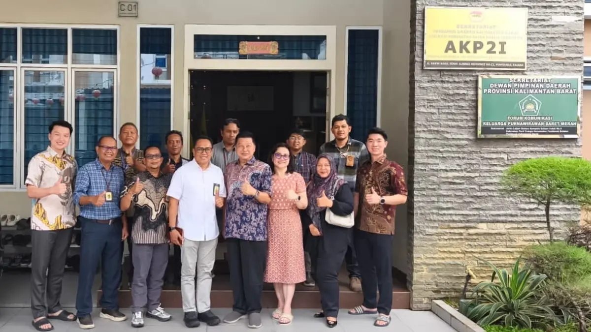 Kepala KPP Pratama Pontianak Barat dan jajaran foto bersama Ketua Pengda AKP2I Kalbar dan pengurus usai kunjungan silaturahmi di depan sekretariat.