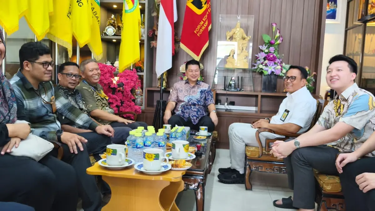 Suasana hangat penuh kebersamaan dan keakraban dalam kunjungan silaturahmi.