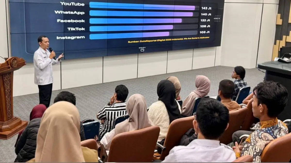 PEMBEKALAN LOMBA: Peserta Lomba Video Konten Literasi 2026 mengikuti pembekalan materi dari narasumber di Mempawah Command Center, Rabu (1/4). Kegiatan yang digelar Dinas Perpustakaan dan Kearsipan Kabupaten Mempawah ini bertujuan meningkatkan kemampuan peserta dalam memproduksi konten literasi yang edukatif, kreatif, dan berdampak bagi masyarakat. 