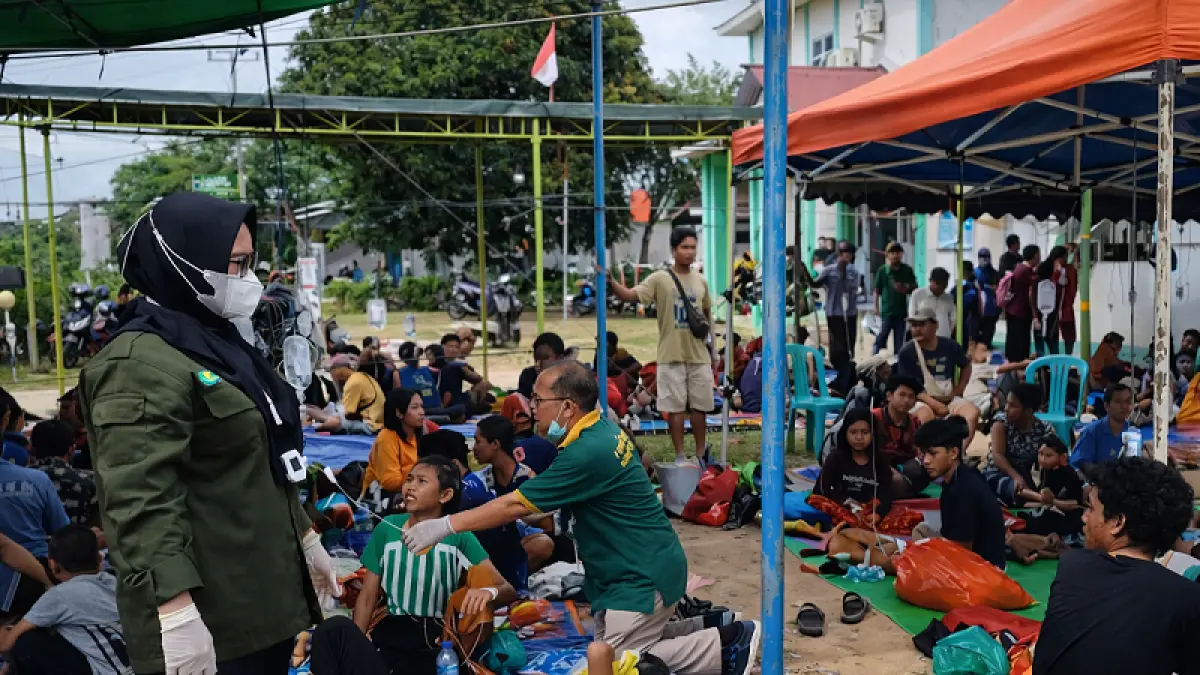 KERACUNAN: Tenda darurat dipasang di halaman Puskesmas Marau, Kabupaten Ketapang pada Jumat (6/2) untuk menampung ratusan siswa korban dugaan keracunan Makanan Bergizi Gratis. Sebanyak 340 siswa dari empat sekolah mengalami keracunan usai menyantap menu MBG. (ISTIMEWA)