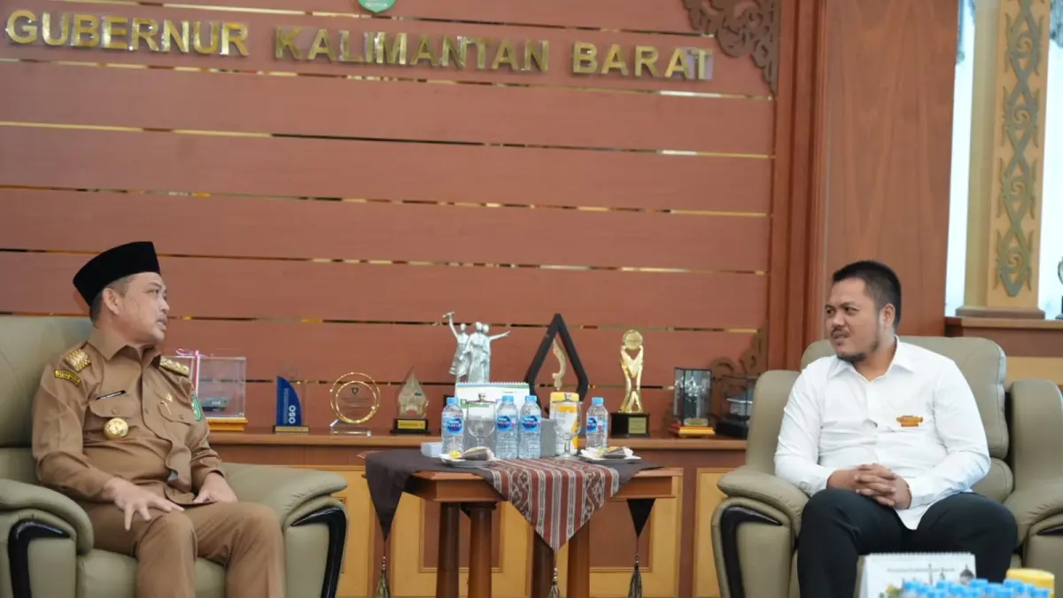 AUDIENSI: Gubernur Kalbar Ria Norsan saat berbincang-bincang dengan Ketua APPS, Erik Hikmatul Basyir yang datang audiensi bersama pengurus APPS. (Adpim Pemprov Kalbar)
