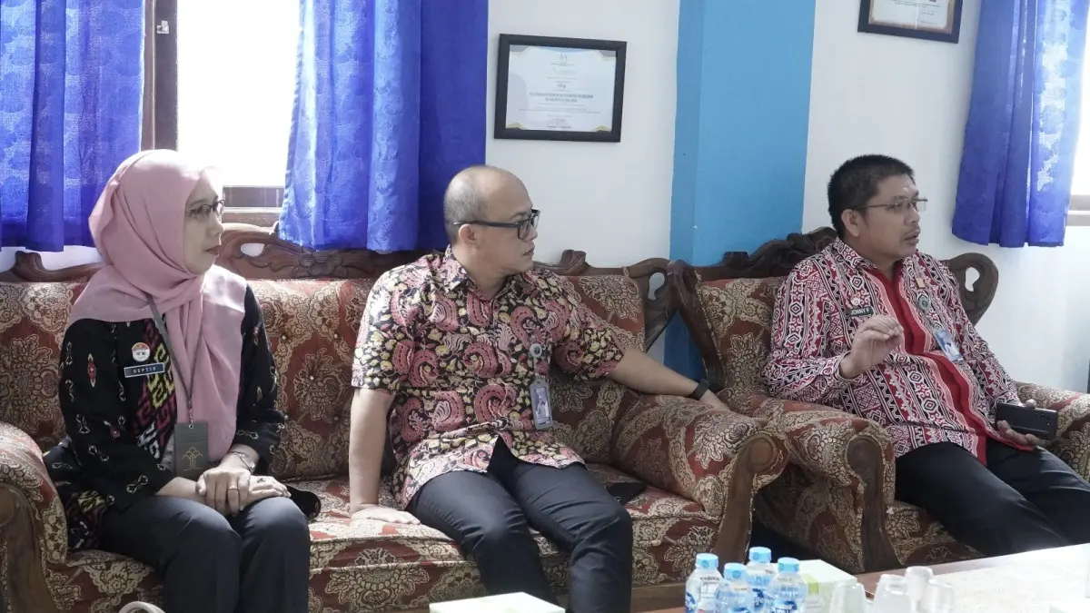 Kanwil Kemenkum Kalbar menggelar pembinaan Posbankum Desa mekar Sari Kecamatan Sungai Raya Kubu Raya pada Kamis (2/4). (ISTIMEWA)