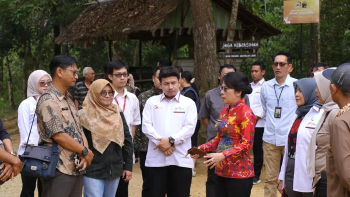 OBJEK WISATA: Jajaran Pemkot Singkawang bersama OJK Provinsi Kalbar saat meninjau Desa Wisata Batu Belimbing dan Agroeduwisata Nyarumkop.