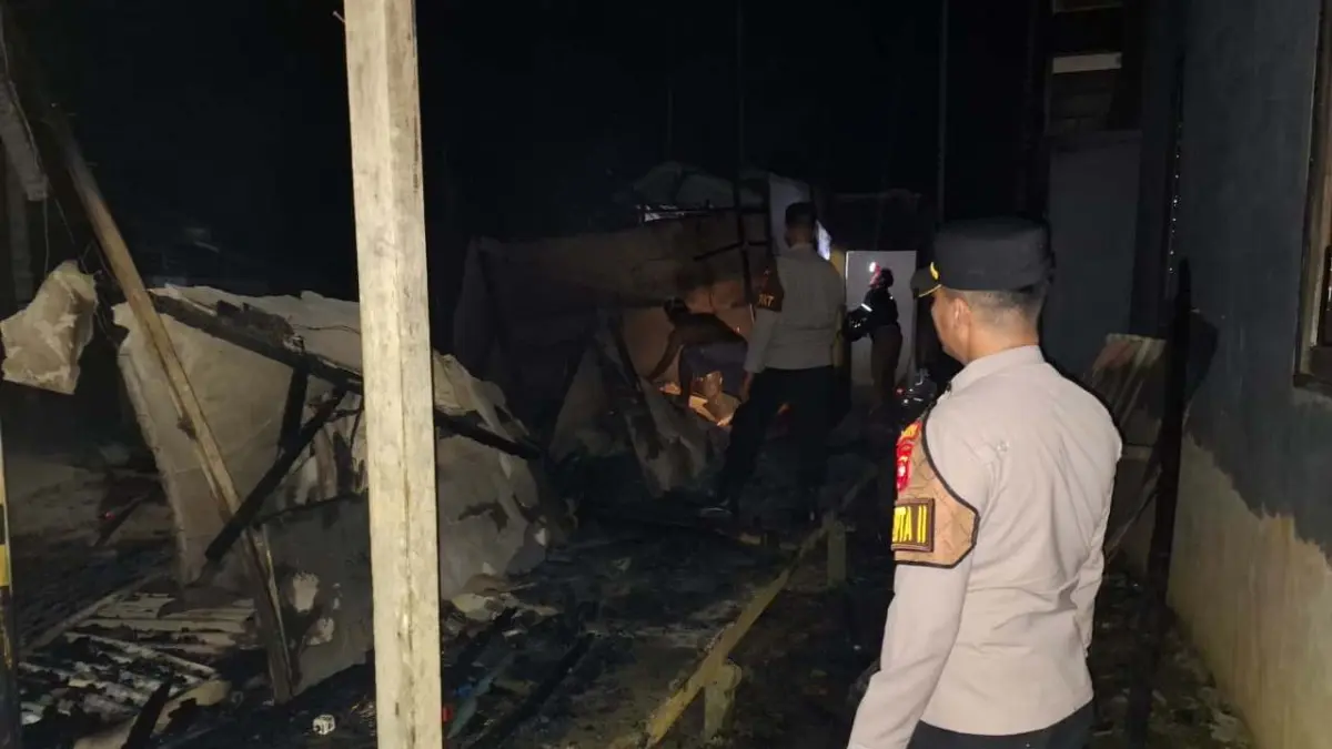 Pamapta II Polres Melawi mengecek lokasi kebakaran Dusun Kuala Belian, Desa Paal, Kecamatan Nanga Pinoh, Kabupaten Melawi, pada Sabtu (4/4) dini hari. (ISTIMEWA