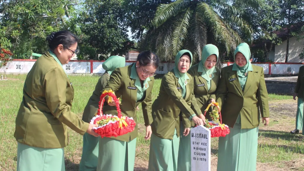 PERSIT : Persatuan Istri Tentara (Persit) Kartika Chandra Kirana (KCK) ke-80 Tahun 2026, Persit KCK Cabang L Kodim 1206/Putussibau menggelar kegiatan ziarah ke makam pahlawan. (ISTIMEWA)